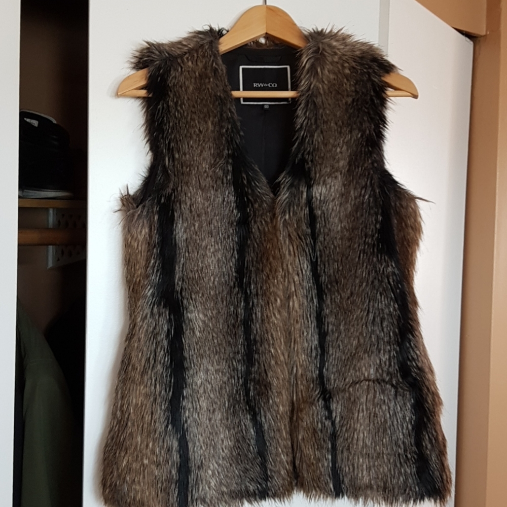 RW&Co faux fur vest with front clasp